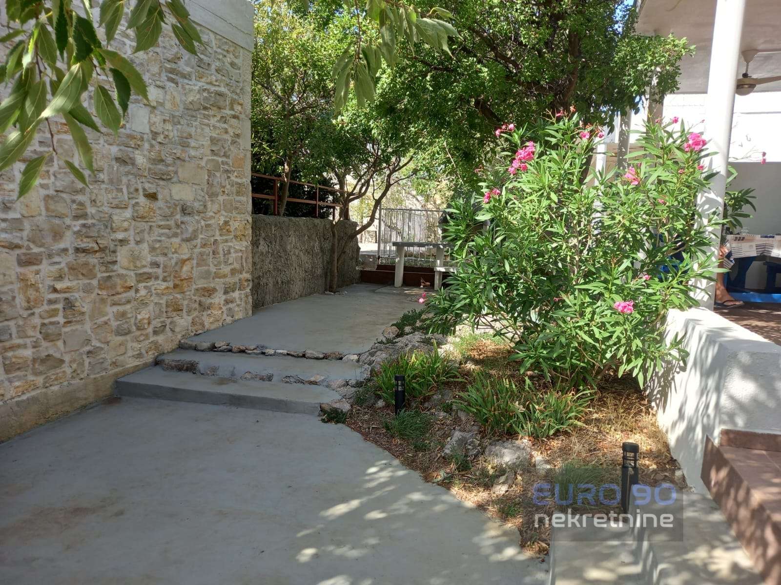 listing-small